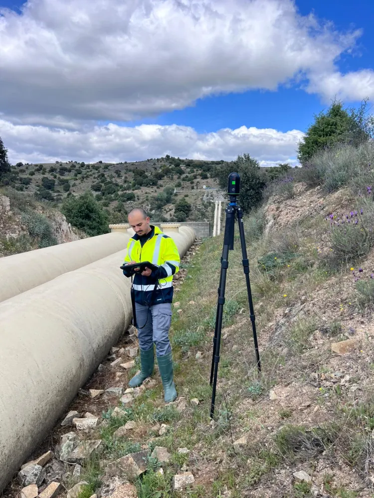 Técnico registrando datos de escaneado láser en el Canal de Santillana