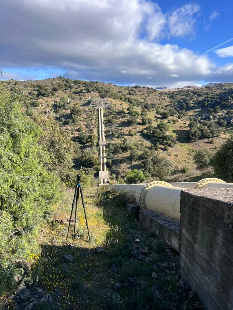 Vista del trazado de conducciones del Canal de Santillana en Colmenar Viejo