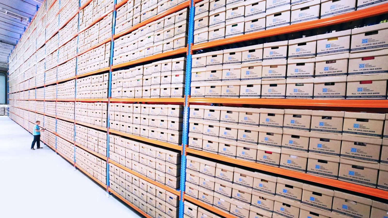 Estanterías de un archivo con miles de cajas ordenadas y etiquetadas