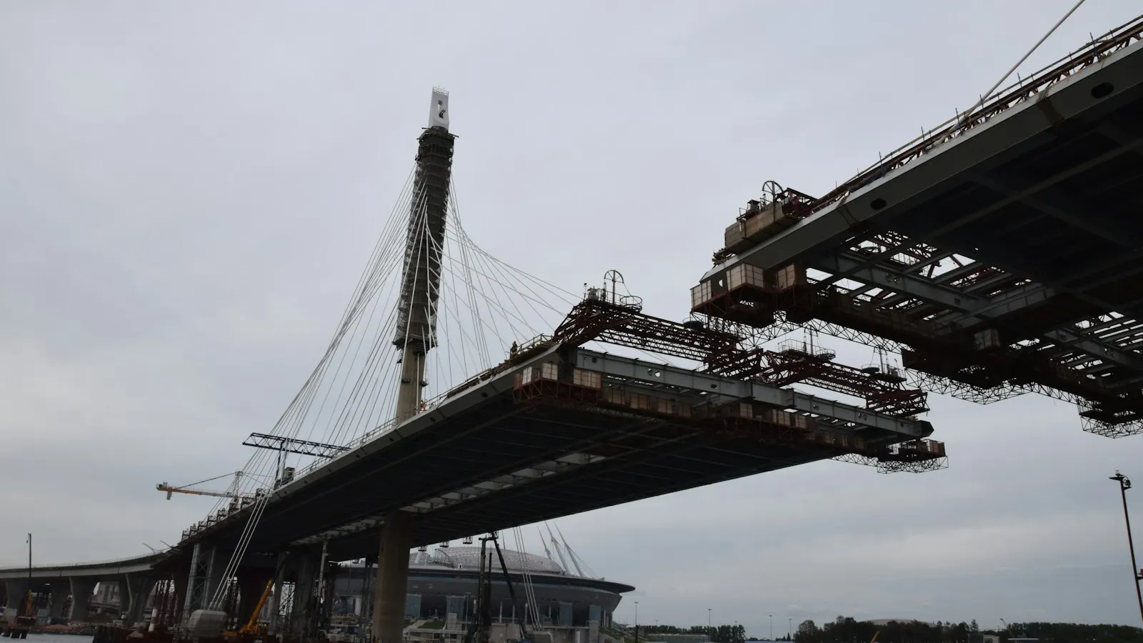 Puente de hormigón en construcción visto desde abajo
