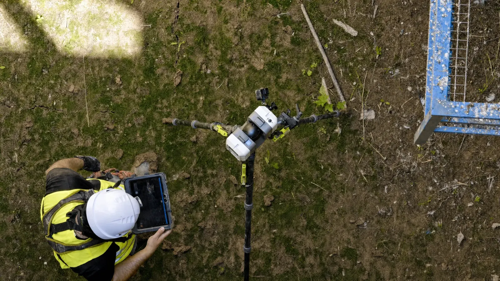 Técnico de LAURIA ESCÁNER revisando en tablet la nube de puntos junto a un escáner láser Leica RTC360 estacionado sobre trípode
