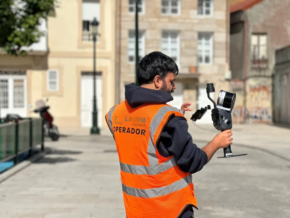 Operador de LAURIA ESCÁNER con escáner SLAM Xgrids Lixel L2 Pro en levantamiento patrimonial para el Concello de Vigo